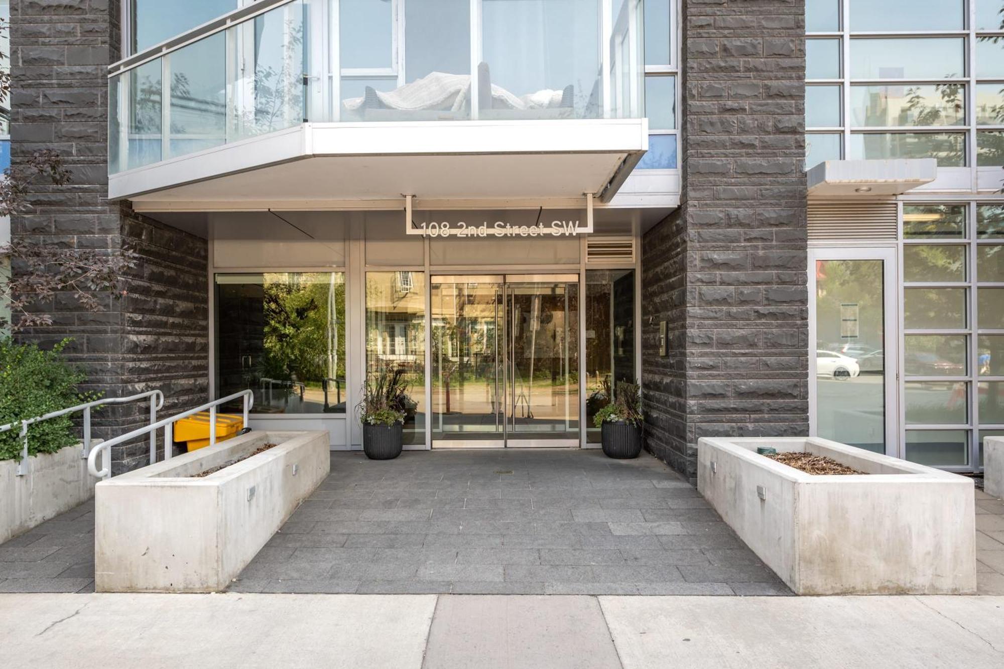 Guest Favorite Riverside Retreat- Walking Trails, Downtown Near Stampede! Free Banff Pass, Wine, Gym, Parking! Calgary Exterior photo