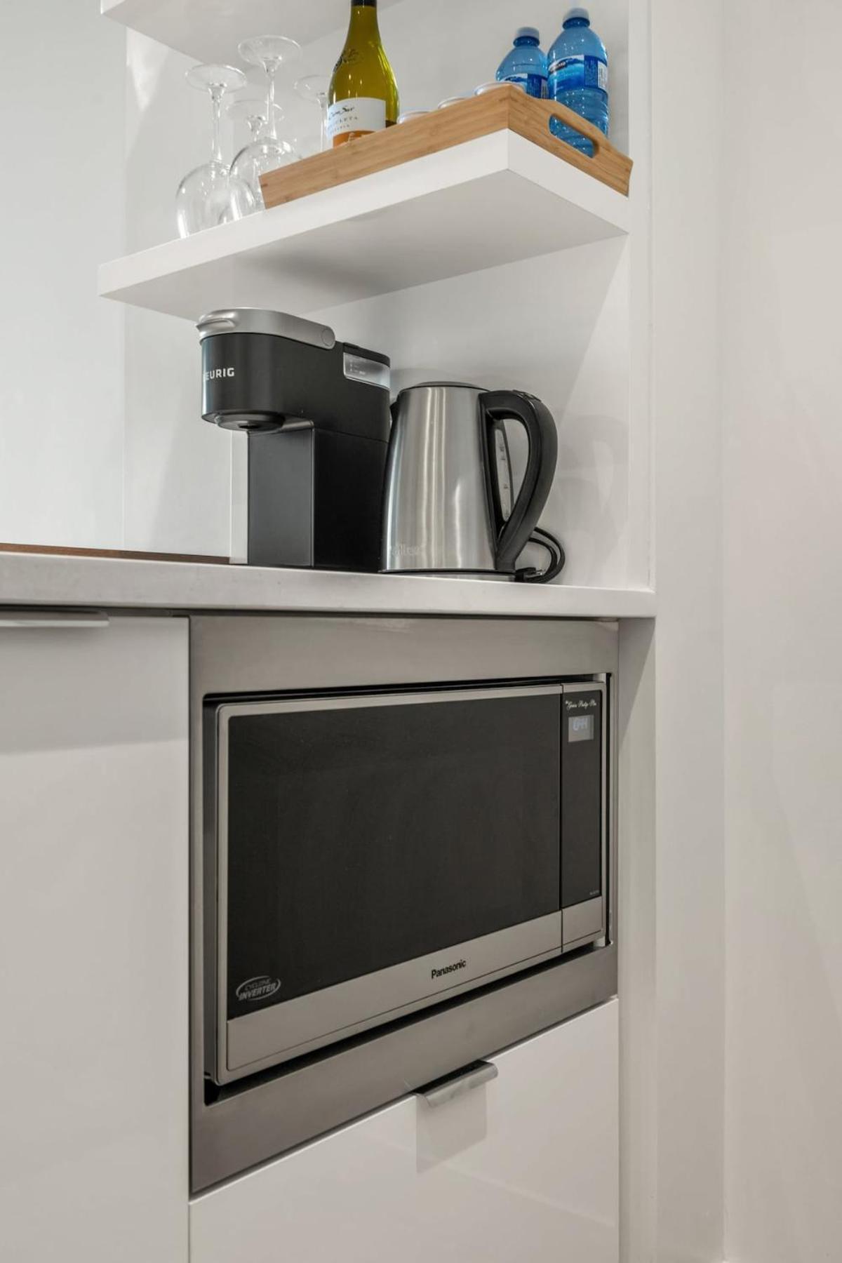 Guest Favorite Riverside Retreat- Walking Trails, Downtown Near Stampede! Free Banff Pass, Wine, Gym, Parking! Calgary Exterior photo