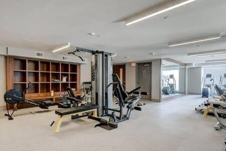 Guest Favorite Riverside Retreat- Walking Trails, Downtown Near Stampede! Free Banff Pass, Wine, Gym, Parking! Calgary Exterior photo